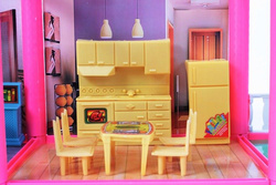 DOMEK DLA LALEK WILLA RÓZOWA MEBLE LALKI LALECZKI TARAS SAMOCHÓD DO ZABAWY