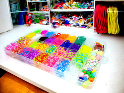 GUMKI DO ROBIENIA BRANSOLETEK ZESTAW w pudełku ZAWIESZKI LITERKI KORALIKI