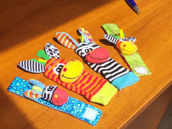 GRZECHOTKI DLA NIEMOWLĄT OPASKI NA RĄCZKI SKARPETKI SENSORYCZNE 3D MIĘKKIE