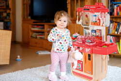 DUŻA KUCHNIA RÓŻOWA Z PARĄ ŚWIATŁO DŹWIĘK