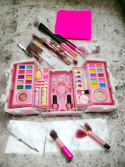 Kuferek kosmetyków Zestaw do malowania makijażu i paznokci dla dzieci