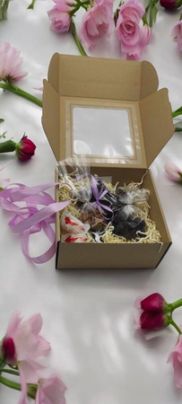 Box prezentowy Piwonia HERBATA, Migdały, Aronia w czekoladzie