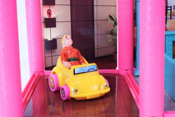 DOMEK DLA LALEK WILLA RÓZOWA MEBLE LALKI LALECZKI TARAS SAMOCHÓD DO ZABAWY