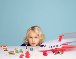 SAMOLOT ROZKŁADANY DUŻY PARKING DŹWIG 4X SAMOCHODY STRAŻ POŻARNA LOTNISKO