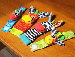 GRZECHOTKI DLA NIEMOWLĄT OPASKI NA RĄCZKI SKARPETKI SENSORYCZNE 3D MIĘKKIE