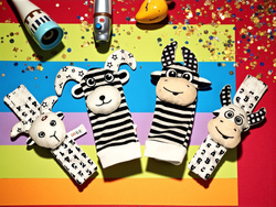 SKARPETKI SENSORYCZNE I OPASKI 3D Z GRZECHOTKĄ DLA NIEMOWLĄT NA PREZENT