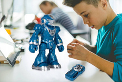 ROBOT NA PILOTA ZDALNIE STEROWANY INTERAKTYWNY TAŃCZY CHODZI ŚPIEWA MUZYKA