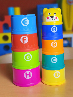 WIEŻA PIRAMIDKA MIŚ KOLOROWE KUBECZKI DO WODY KĄPIELI ZABAWY UKŁADANIA 9sz.