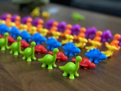 Gra DINOZAURY DO NAUKI KOLORÓW I LICZENIA Zestaw