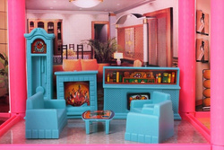 DOMEK DLA LALEK WILLA RÓZOWA MEBLE LALKI LALECZKI TARAS SAMOCHÓD DO ZABAWY